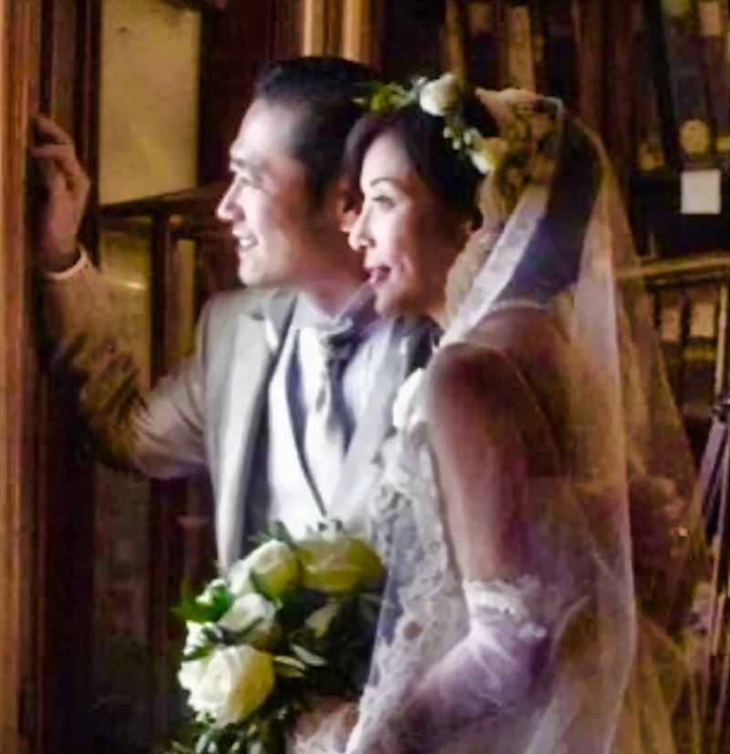鎧塚俊彥分享婚紗照追憶川島直美
