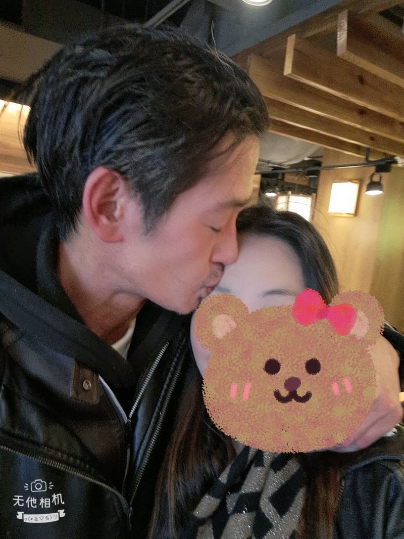 唐治平小編貼出合照宣示主權