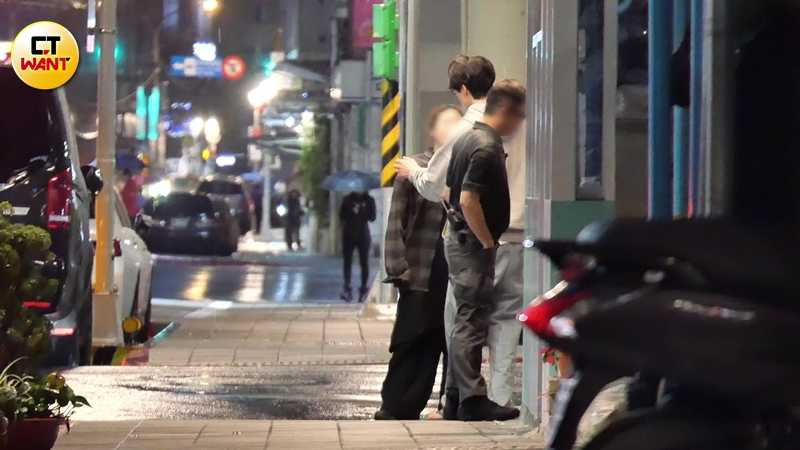 李棟旭解菸與女伴互動