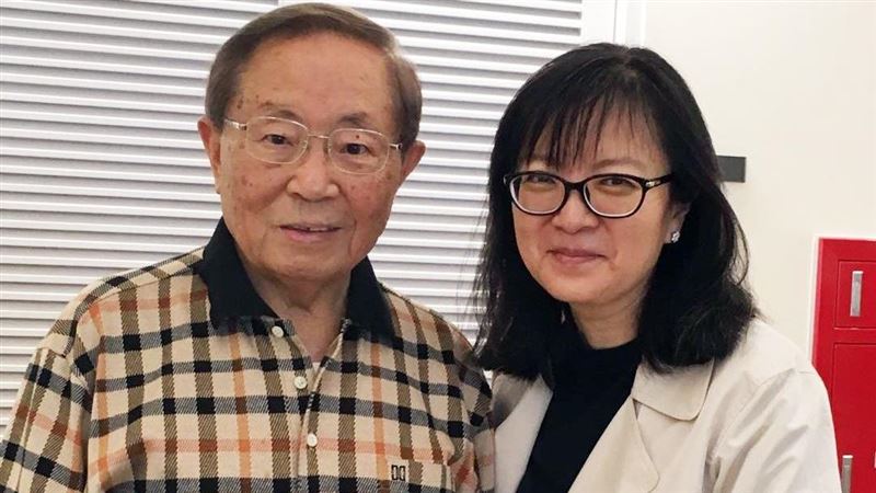 銀霞與邵玉銘的合照與追悼貼文截圖