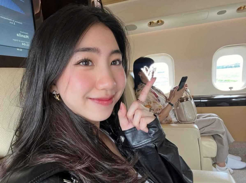 母女在私人飛機上合照,愛心遮臉