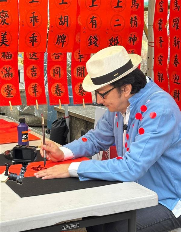 九孔在台北街頭寫春聯畫面