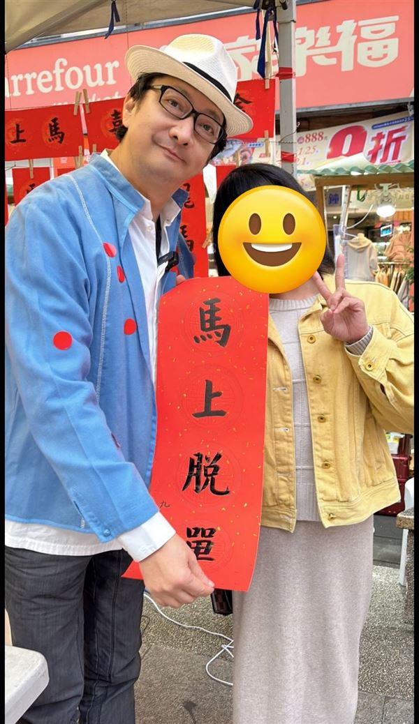 九孔寫春聯送民眾