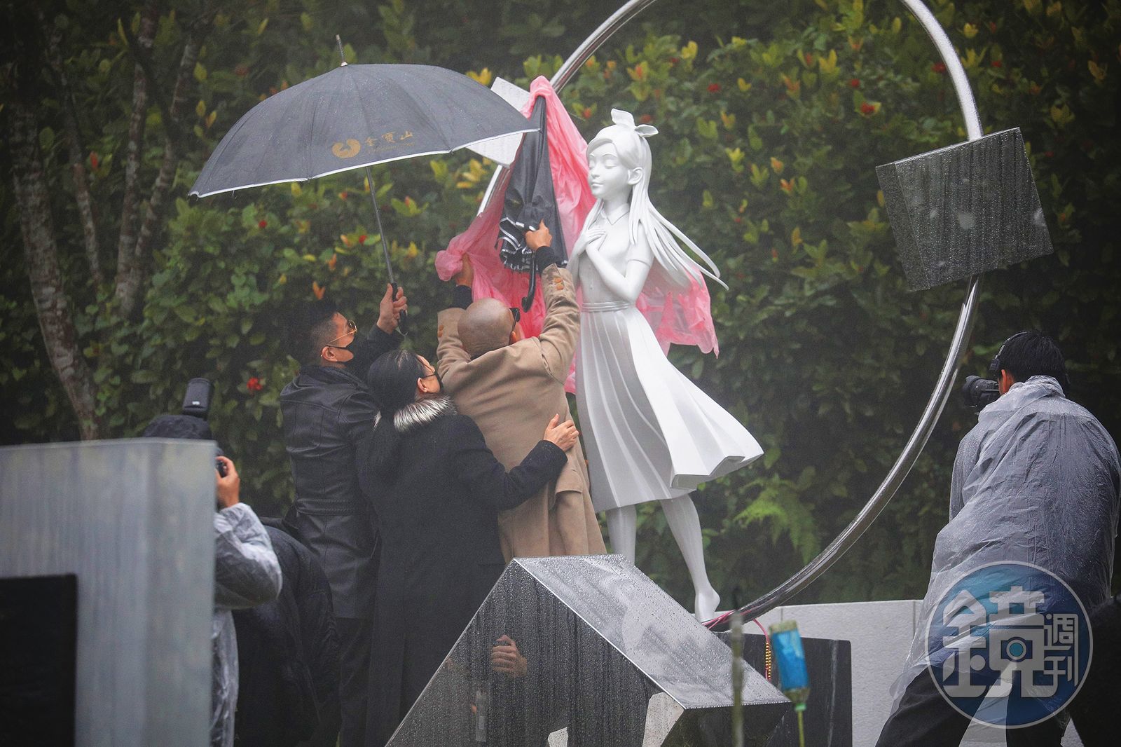 具俊曄雨中揭幕雕像