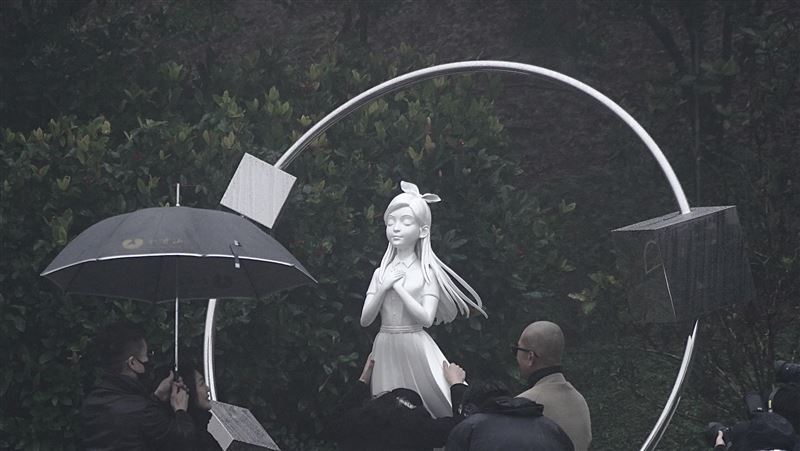 具俊曄設計的大S紀念雕像