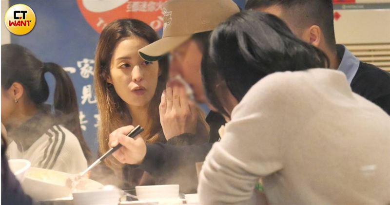 莫允雯与男伴在火锅店