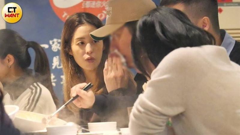 莫允雯夜晚街头