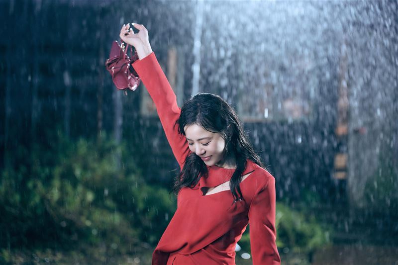 丁噹灑脫版MV淋雨