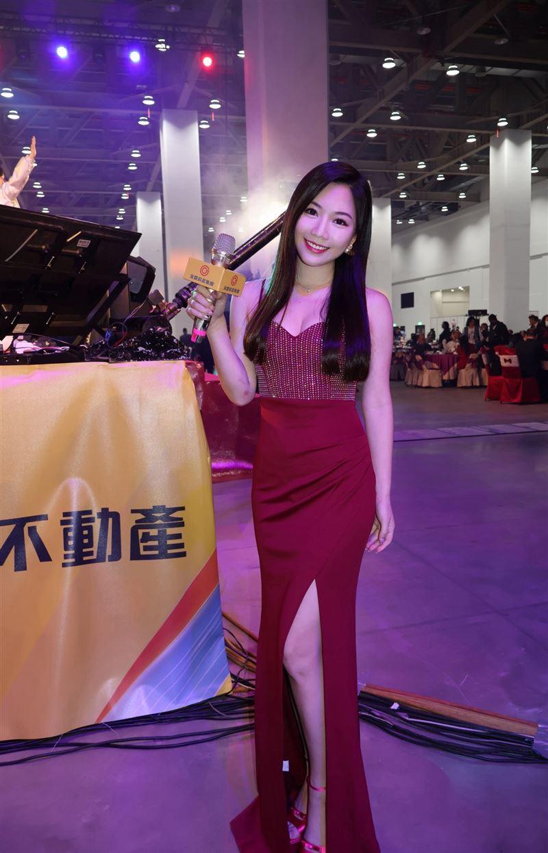 蔡尚樺在尾牙現場的火紅晚禮服