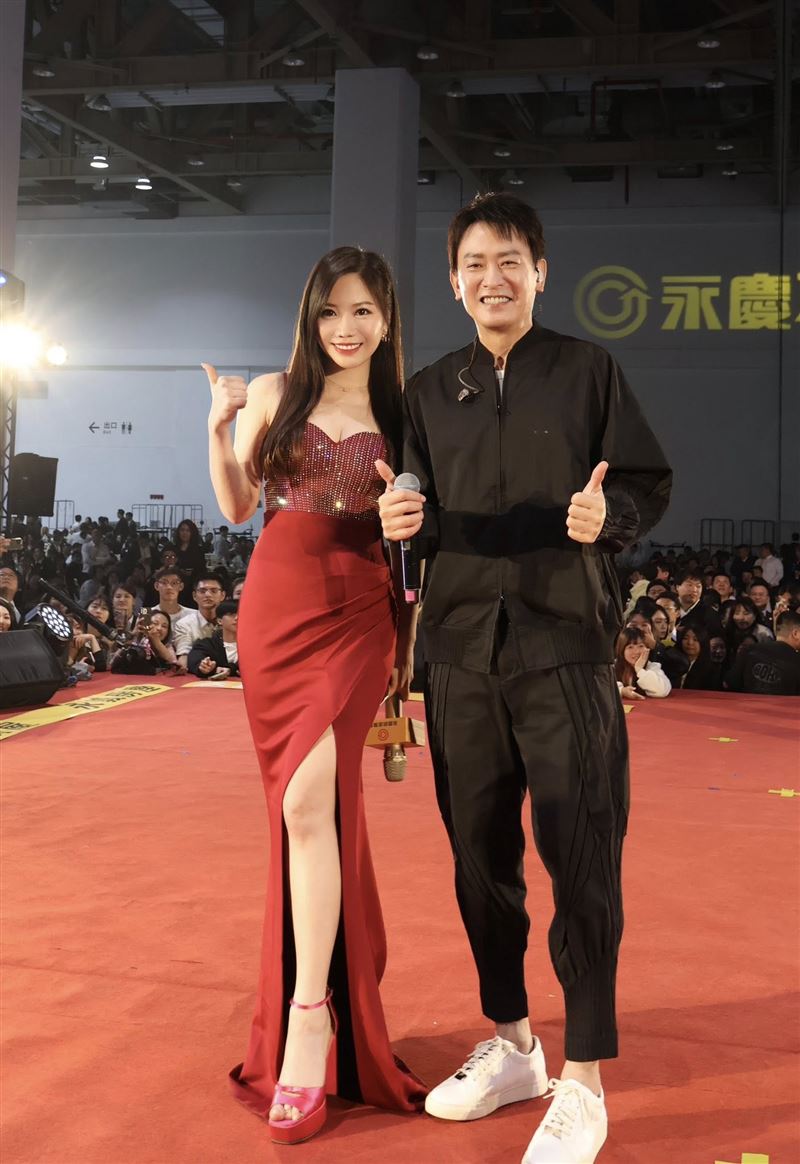 蔡尚樺主持尾牙現場