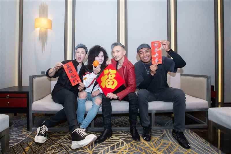 信樂團合照
