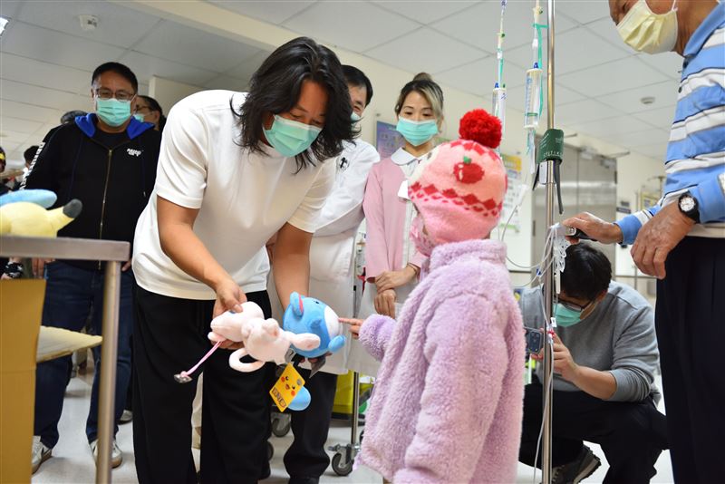 韩哥二访马偕医院送车车玩偶
