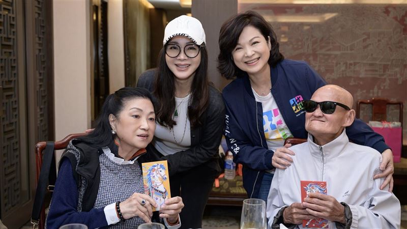 陳美鳳(後排左)、楊貴媚(後排右)攜手做公益,讓李炳輝夫妻過好年