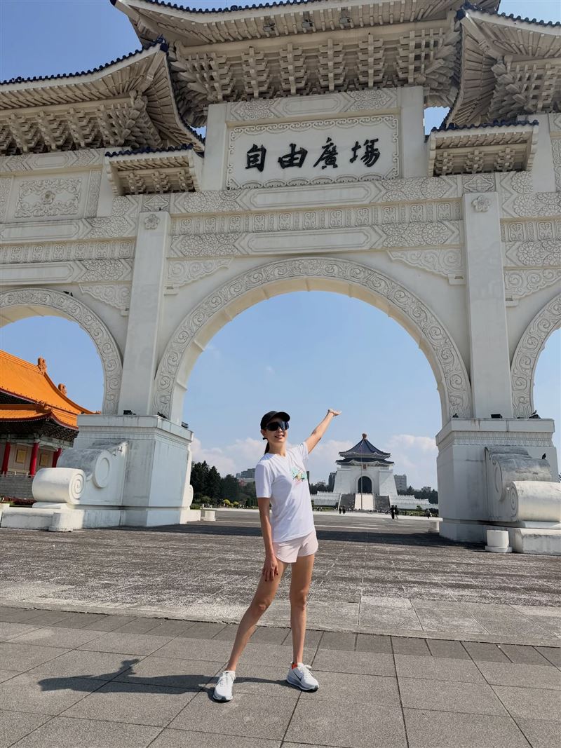 賈永婕參觀自由花蕊展覽