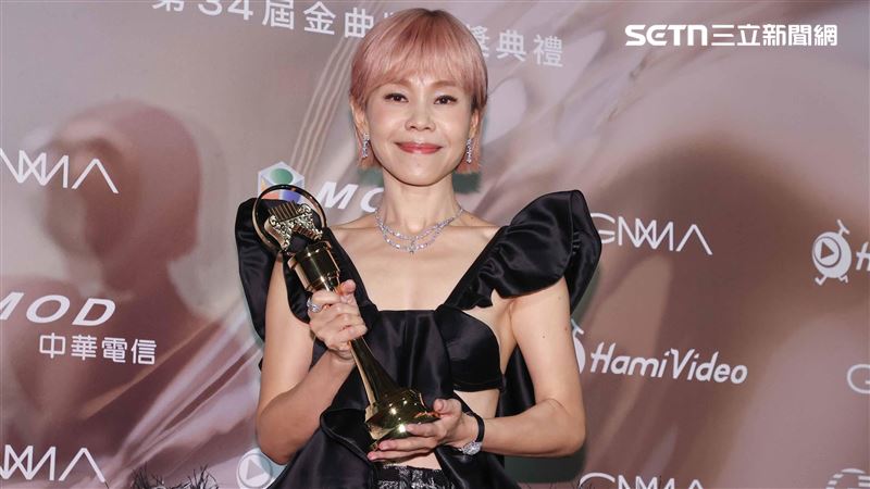 彭佳慧前经纪人相关报道图片