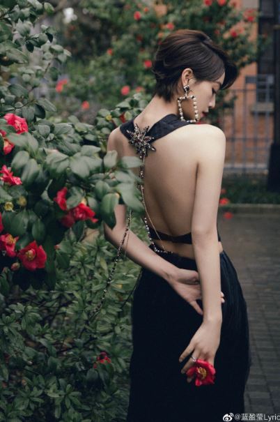 藍盈瑠在社群曬美照