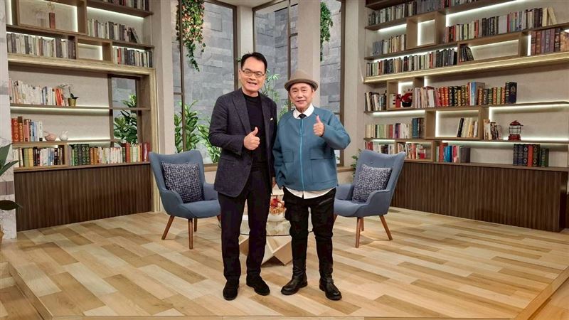 黃西田(右)上鄭弘儀節目。(圖/三立提供)