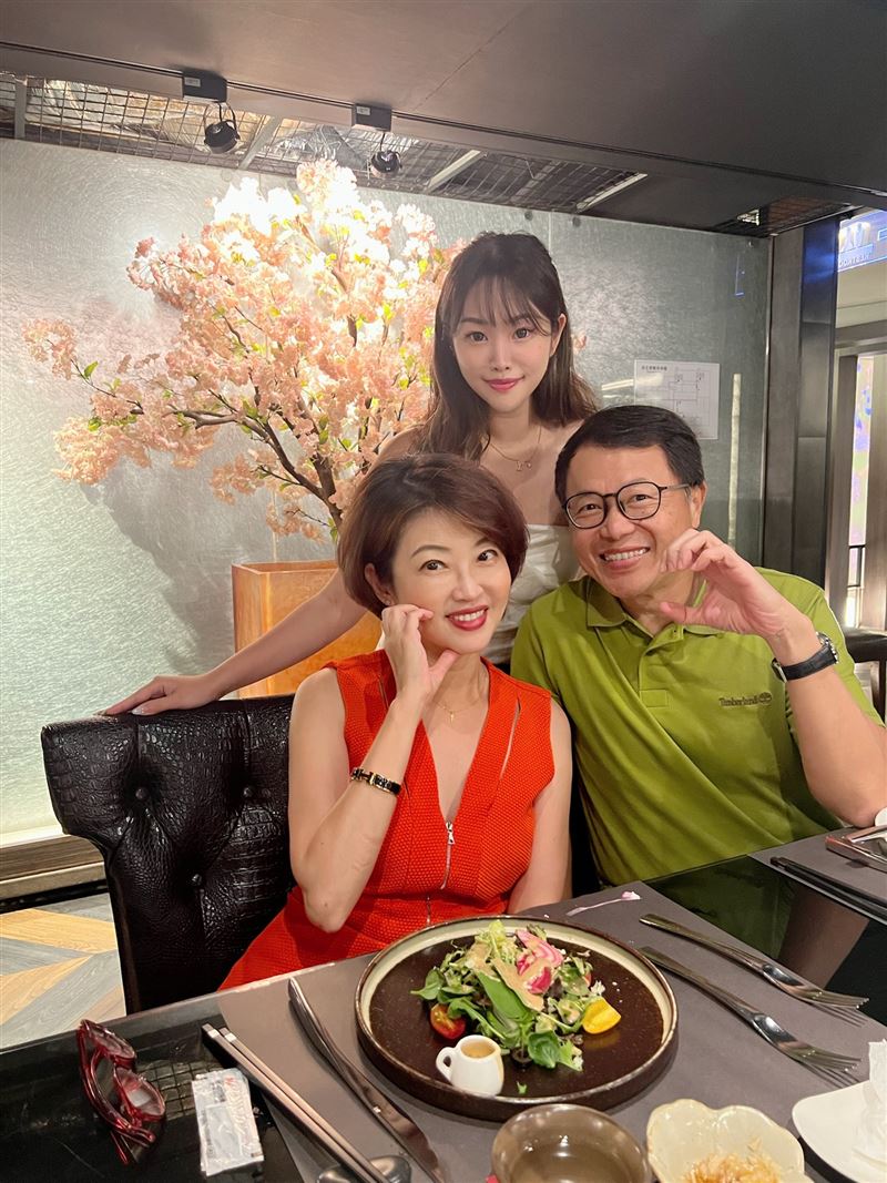 吳中純與家人合照
