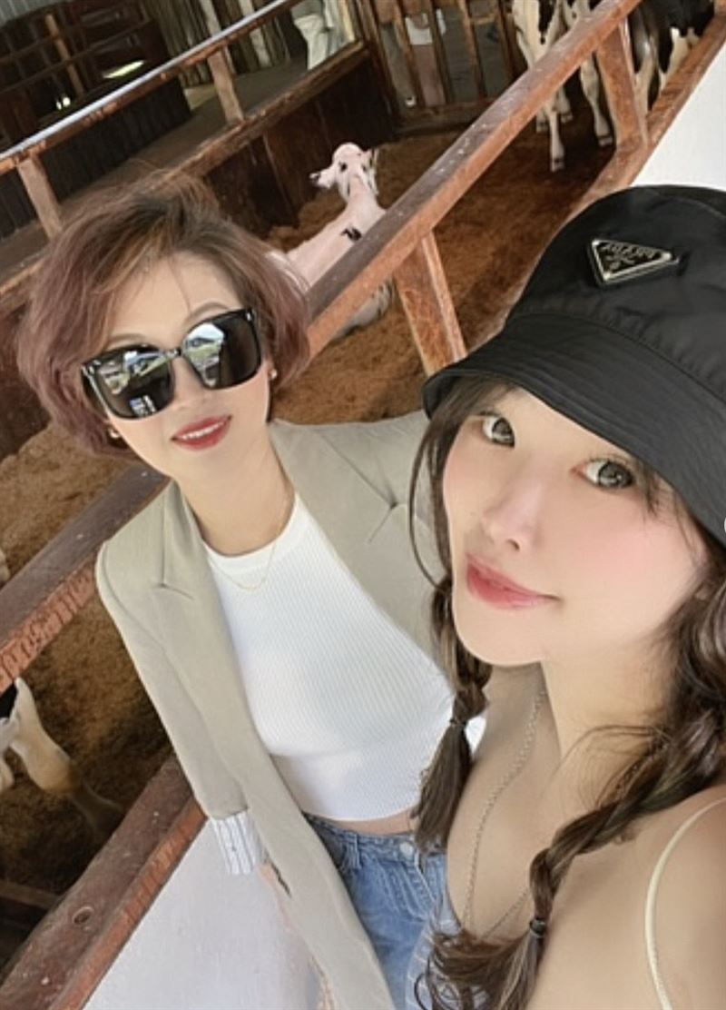 吴中纯与女儿梅嬿翎母女情深