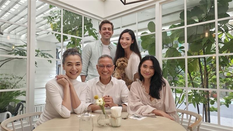 合影与家人庆祝餐叙