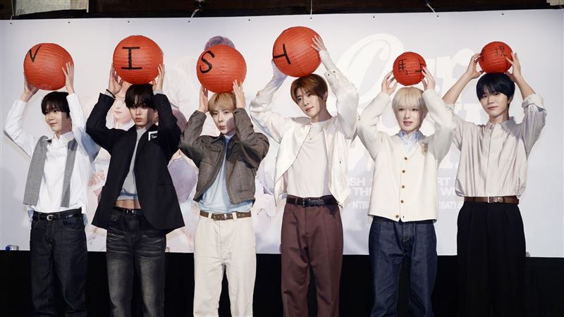 NCT WISH與燈籠合影
