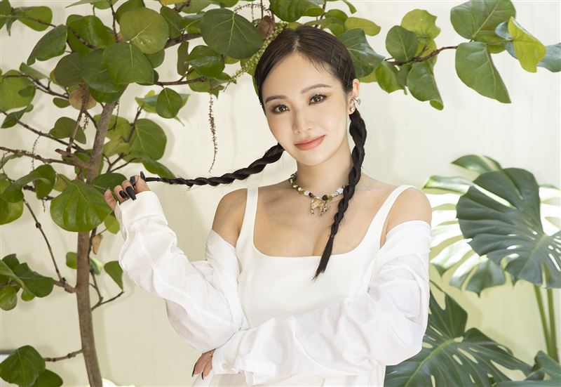 陳芳語與孩子互動