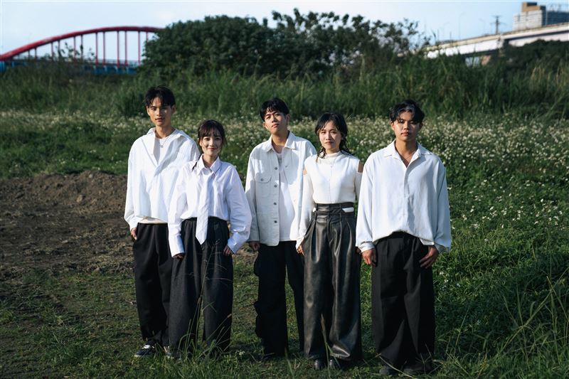 政廷、Lucy、阿傑、婉鈴、Adam面臨畢業焦慮。(圖/遠雄創藝提供)