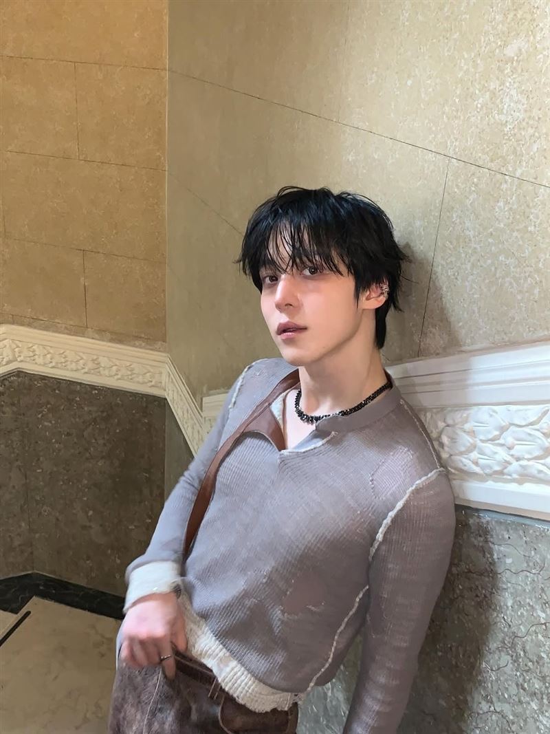潤浩曬傷妝現身