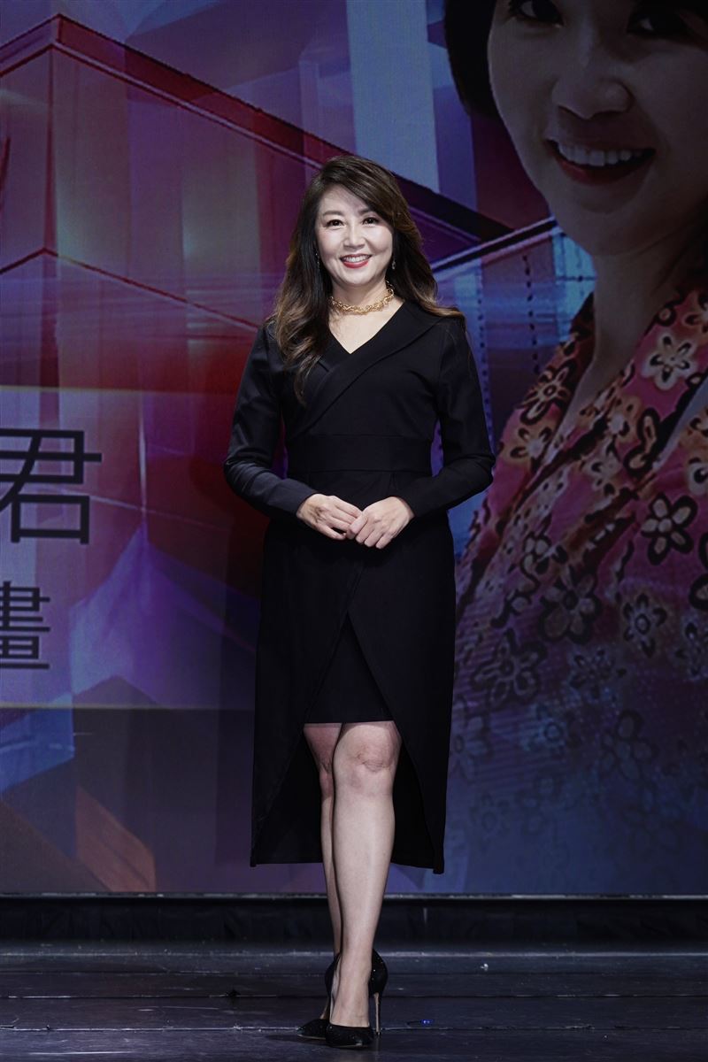 灯光下的她谈创业近况