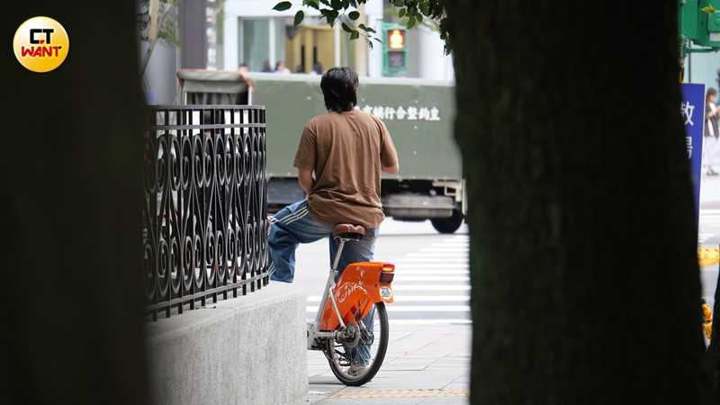 李東洺騎共享單車前往大巨蛋