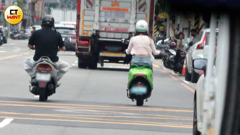 瑟七騎共享機車前往超市