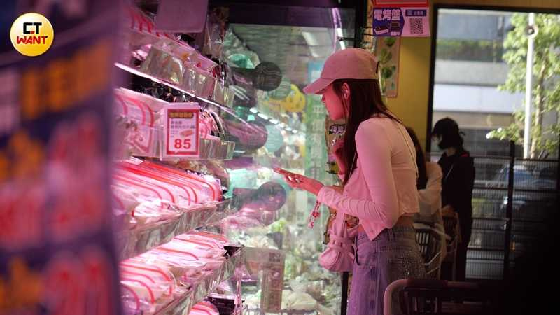 瑟七挑選食材時查看手機