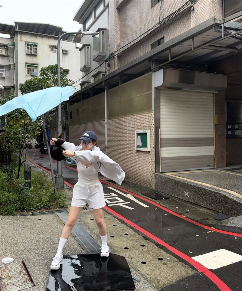 金娜妍的雨傘被強風吹到翻開