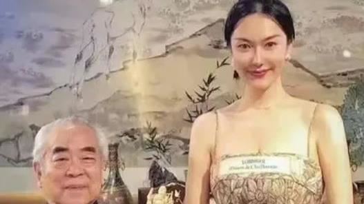 范曾与新婚妻子徐萌合照