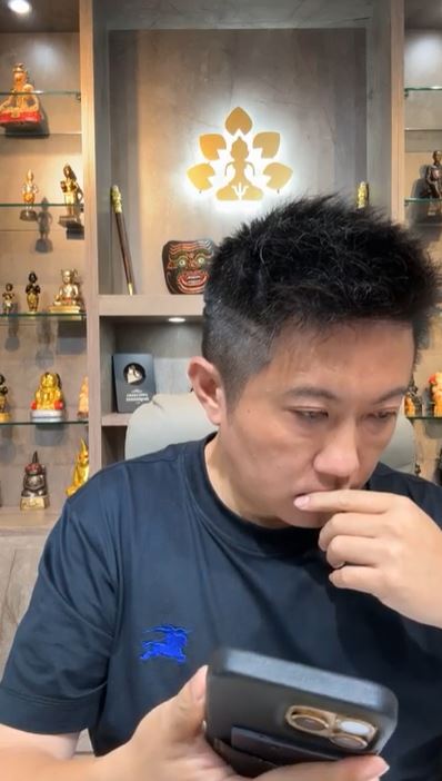 賓賓哥乾爹打電話進來。