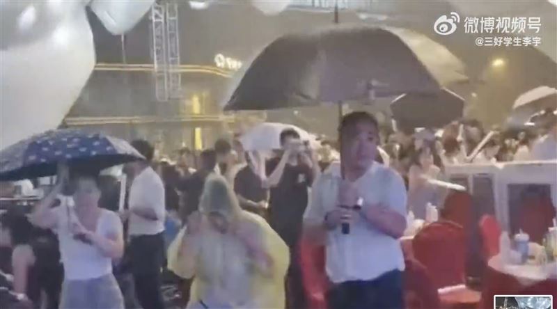 啤酒节舞台倒塌现场画面1