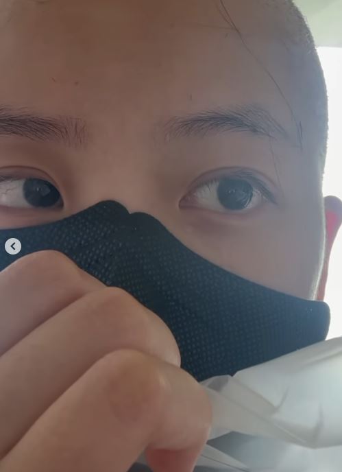 剃髮后哭泣现场