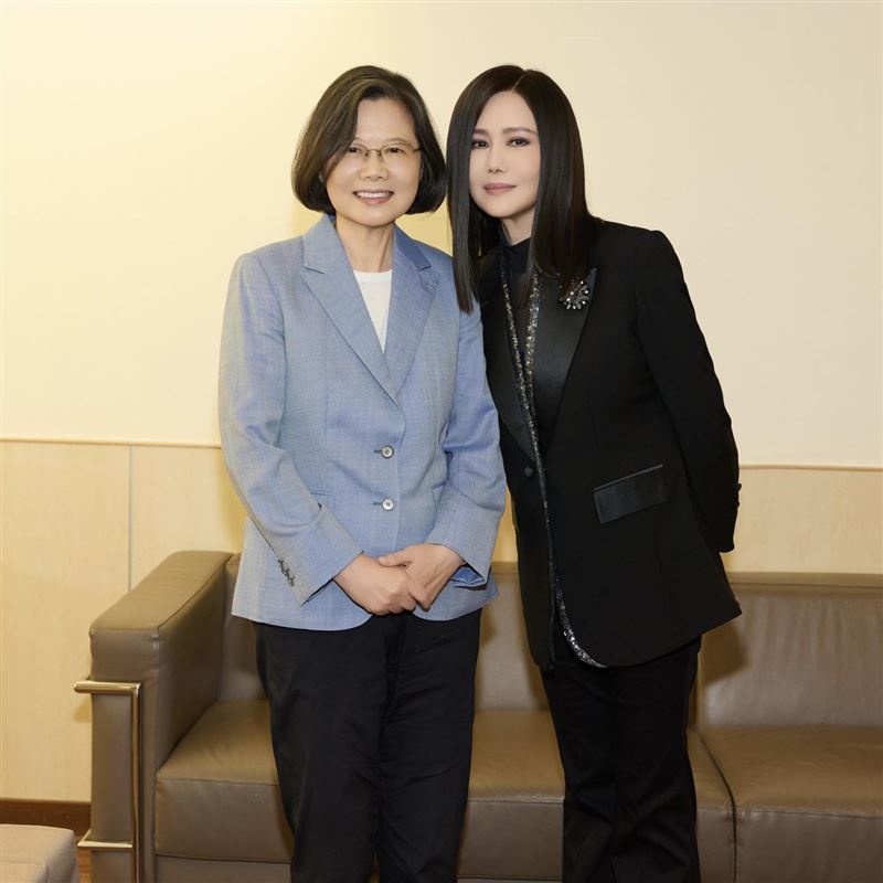 蔡英文與江蕙在後台合照二