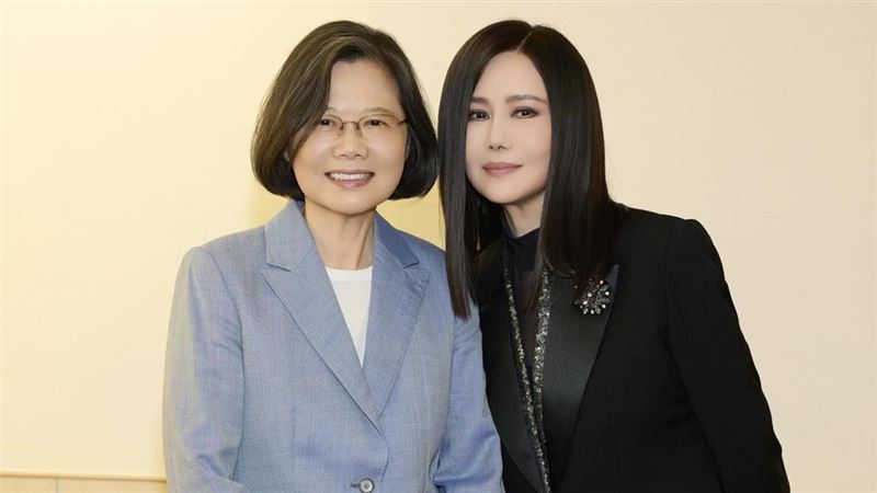 蔡英文與江蕙在後台合照