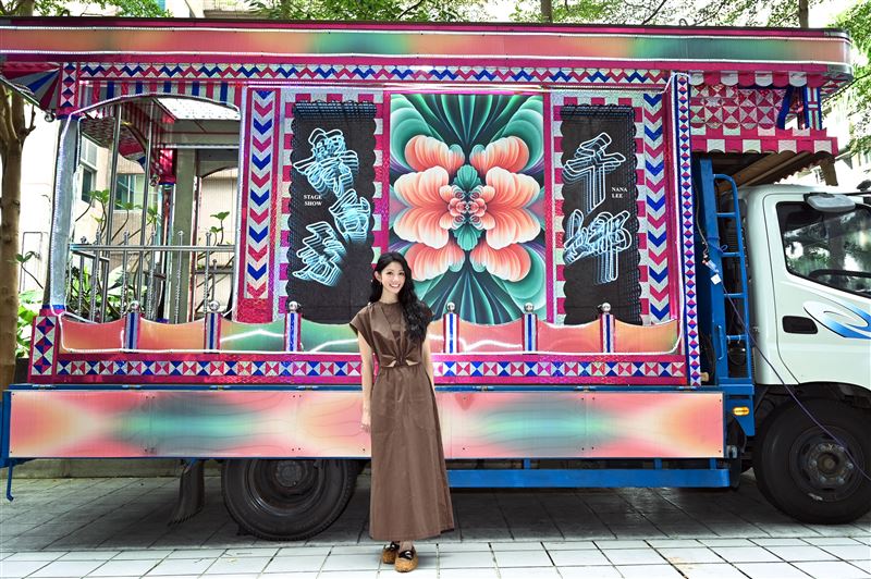 李千娜登上電子花車開唱（圖／環球音樂提供）