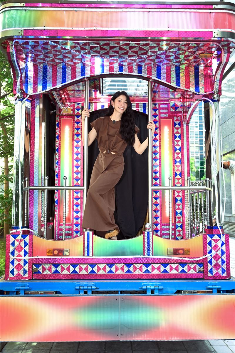 李千娜登上電子花車開唱（圖／環球音樂提供）