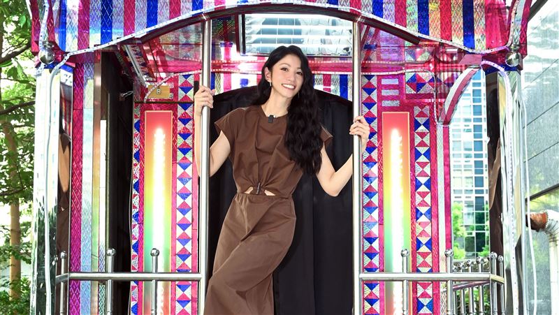 李千娜登上電子花車開唱（圖／環球音樂提供）