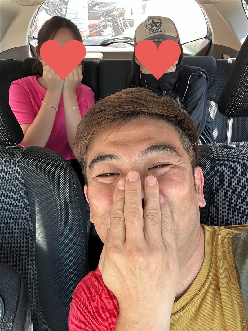 馬國弼與女兒在車內的溫馨畫面