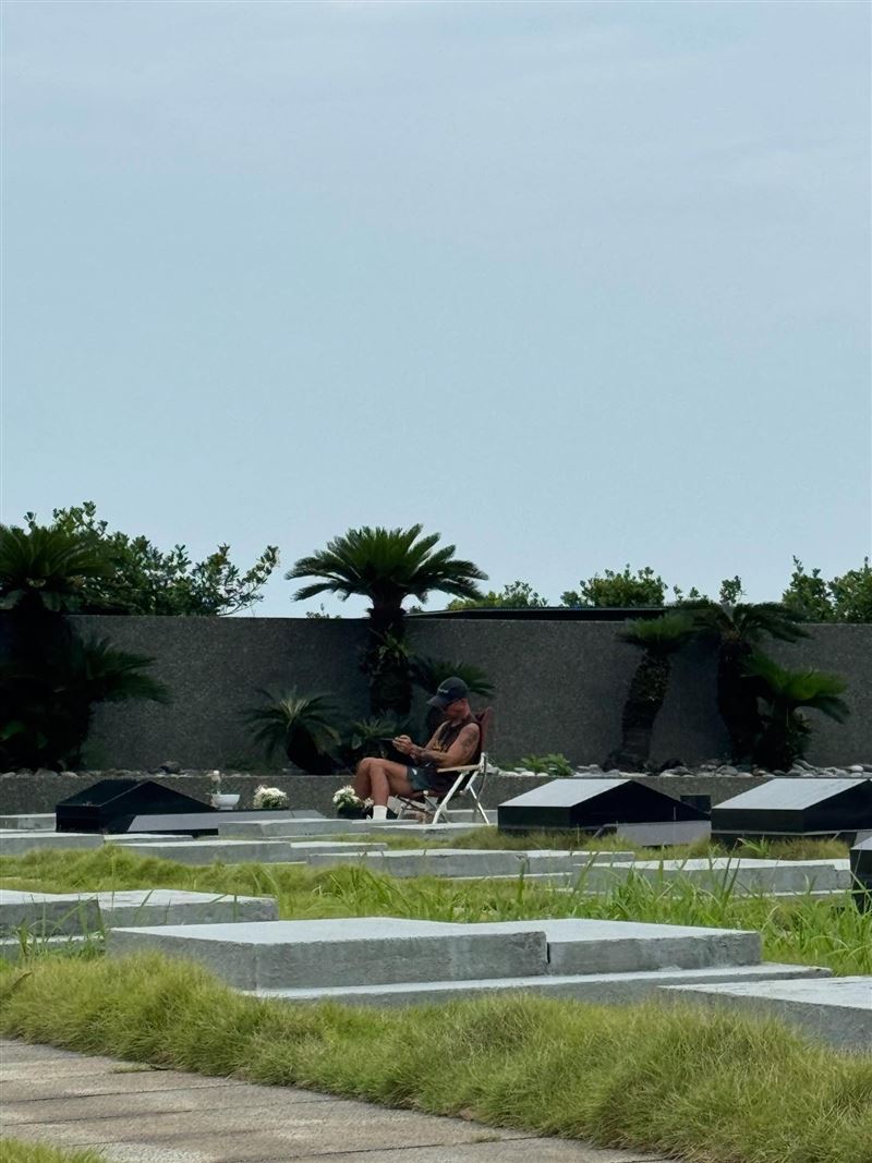 具俊曄在大S墓地守候