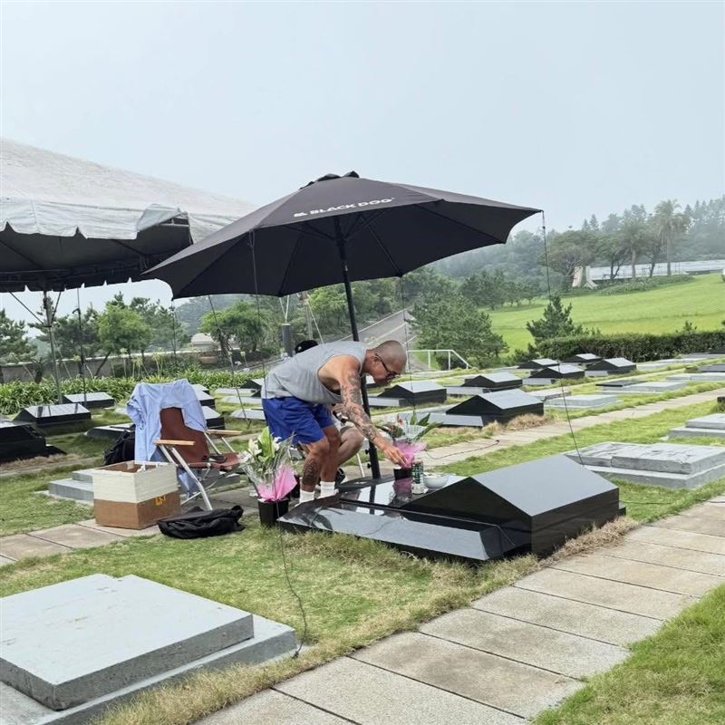 具俊曄在墓園陪伴大S