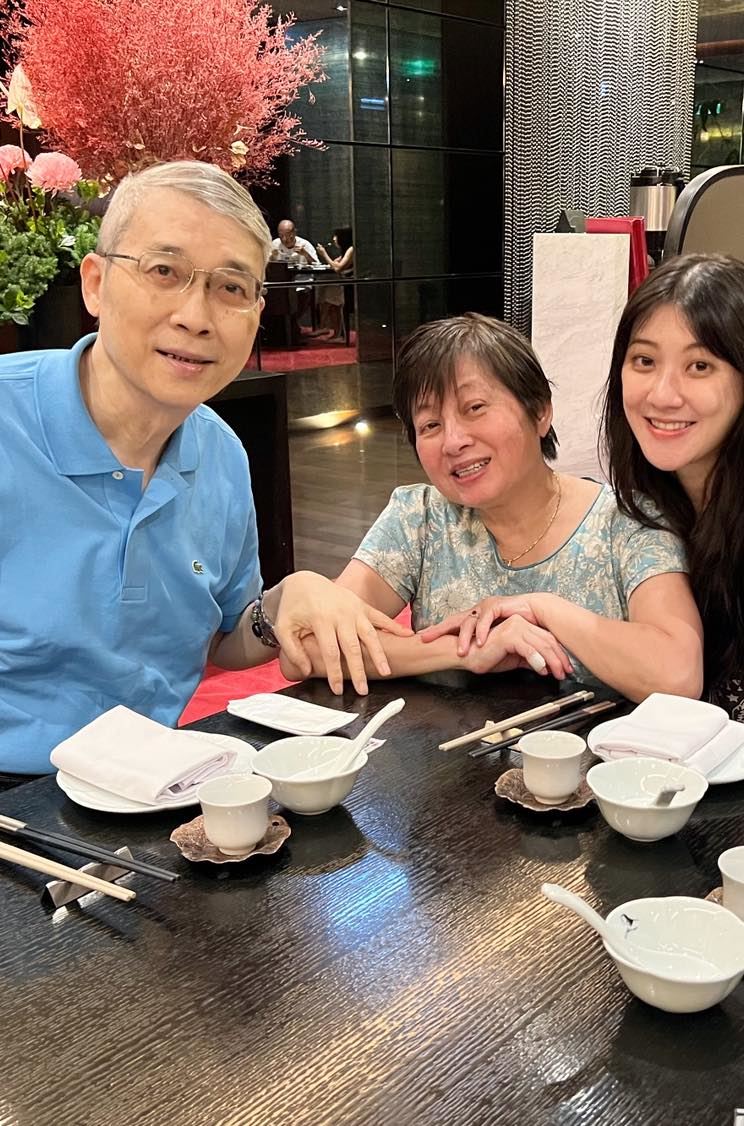 林逸欣与父母感情好图