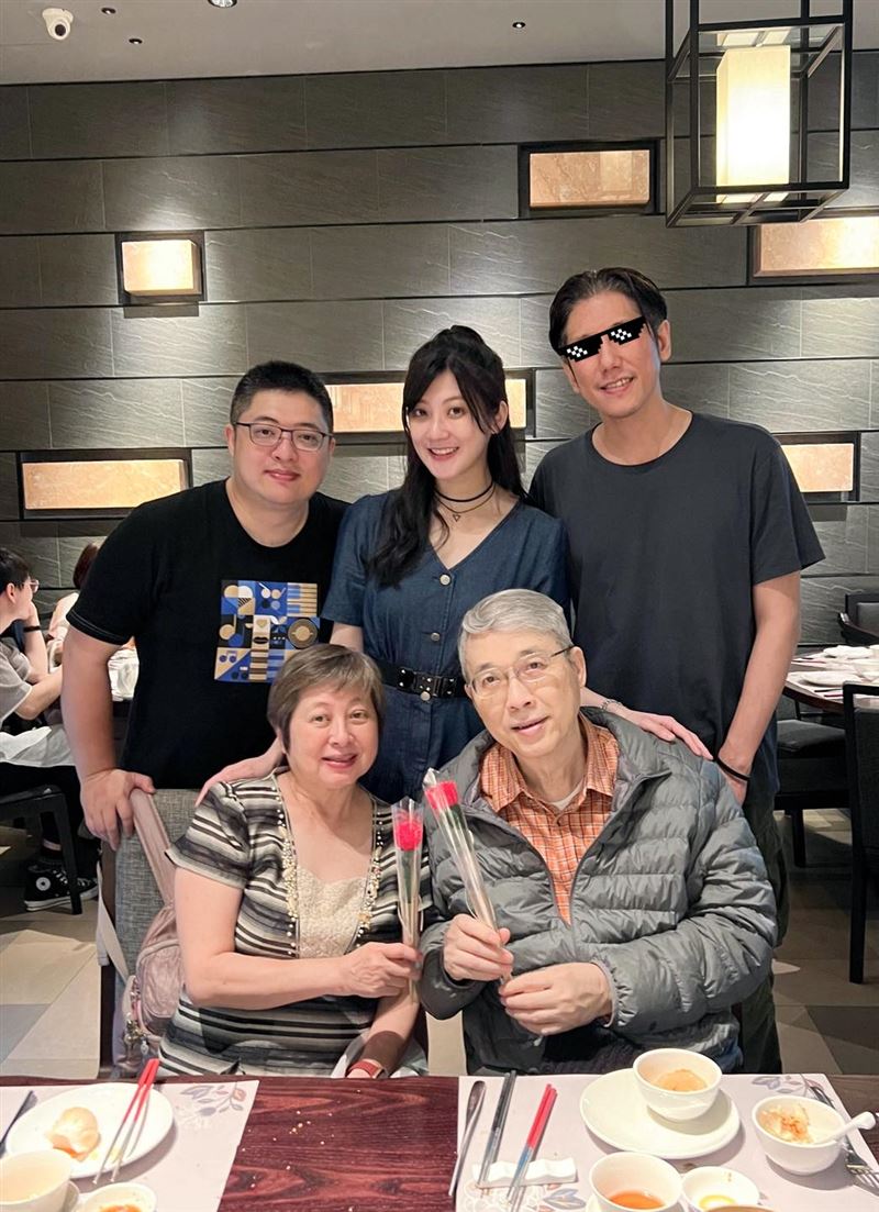家人合照，哥哥被稱為妹控