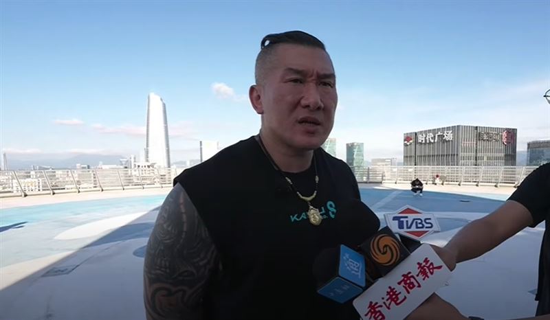 館長狂捧中國與握手場景