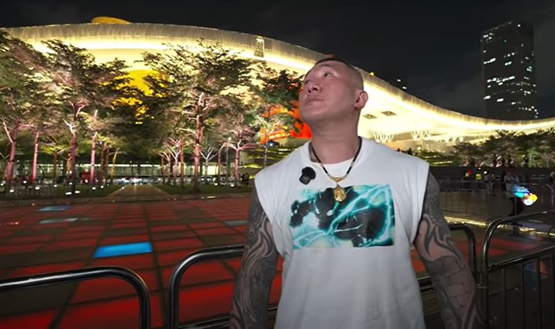 深圳燈光秀與館長感動表情