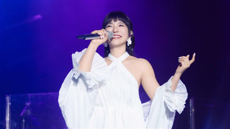 丁噹在深圳龍華文體中心綜合館演出。